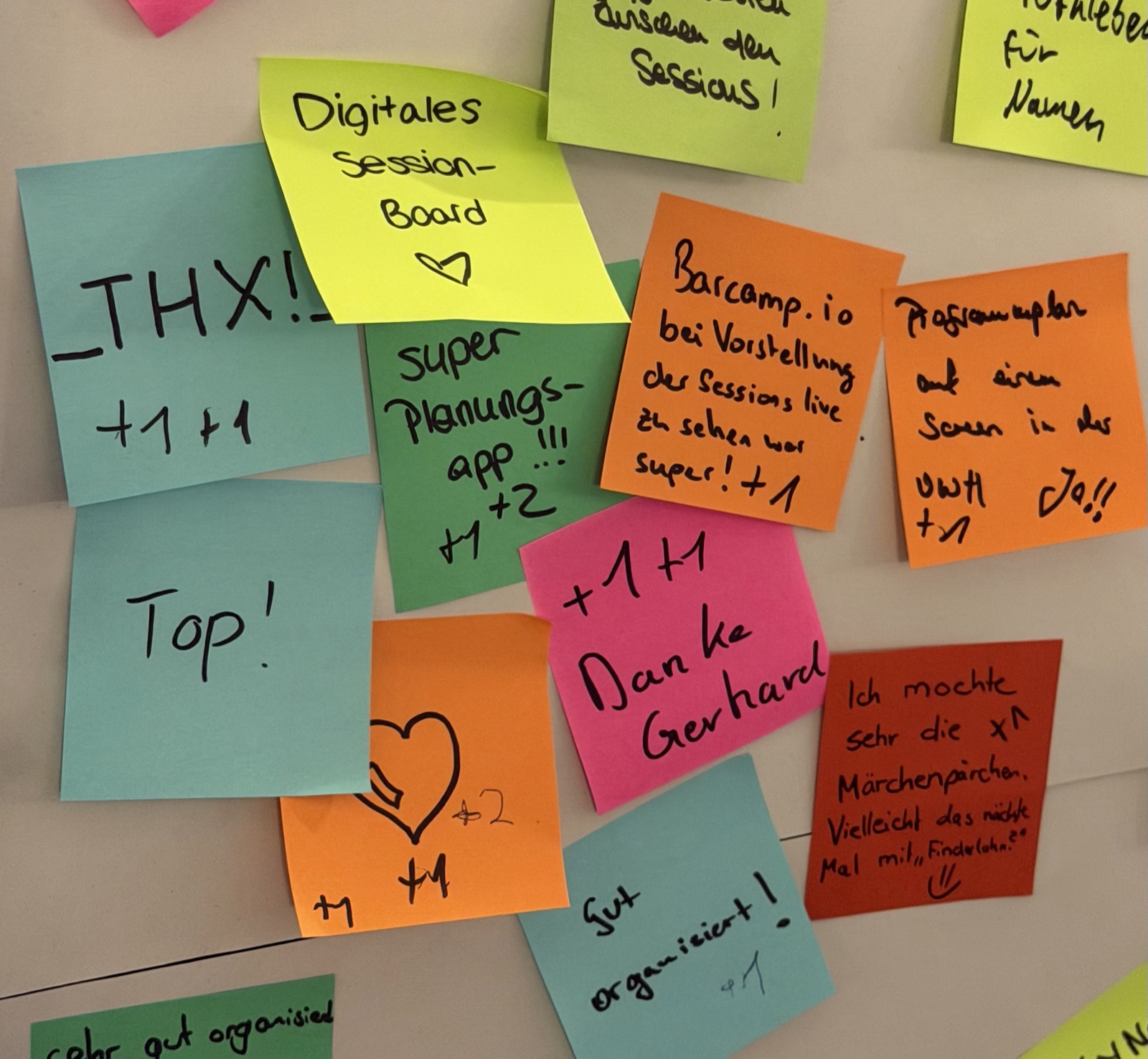Feedback-Board mit bunten Haftnotizen: „THX!“, „Top!“, „Digitales Session-Board“ mit Herz, „super Planungsapp!!!“, „Barcamp.io bei Vorstellung der Sessions live zu sehen war super!“, „Danke Gerhard“, „Gut organisiert!“ und viele +1